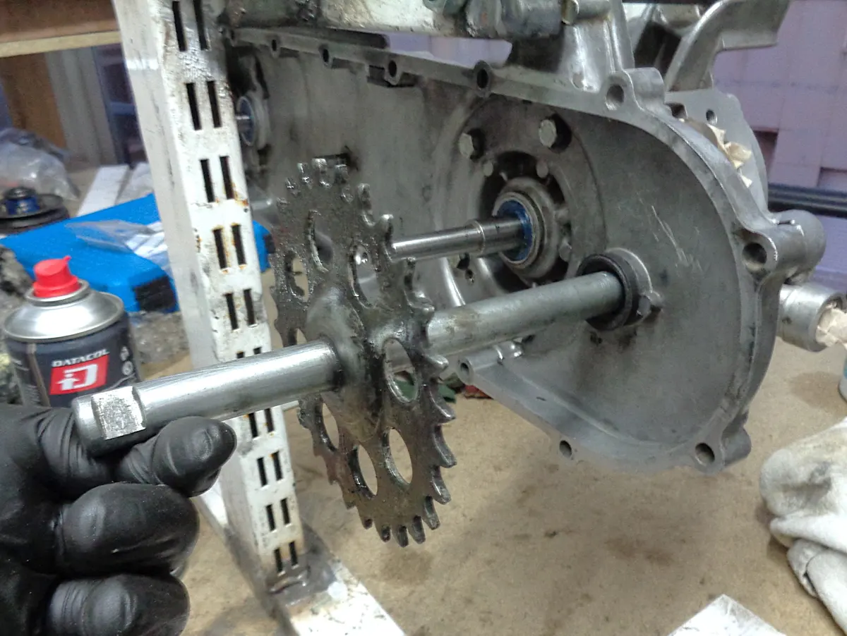 Eje de pedalier de vespino con su plato siendo introducido en su posición en el motor de Vespino