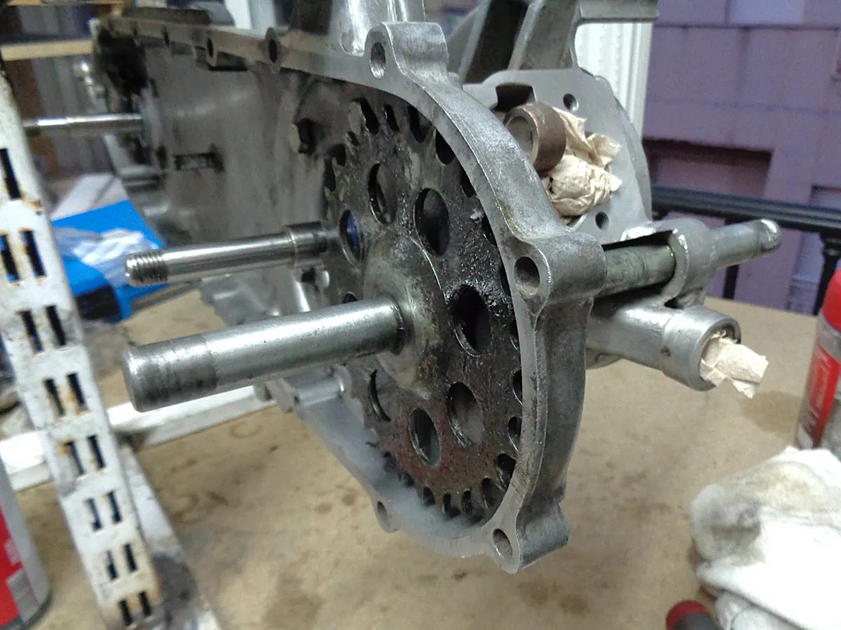 Eje de pedalier de vespino con su plato montado en su posición en el motor de Vespino