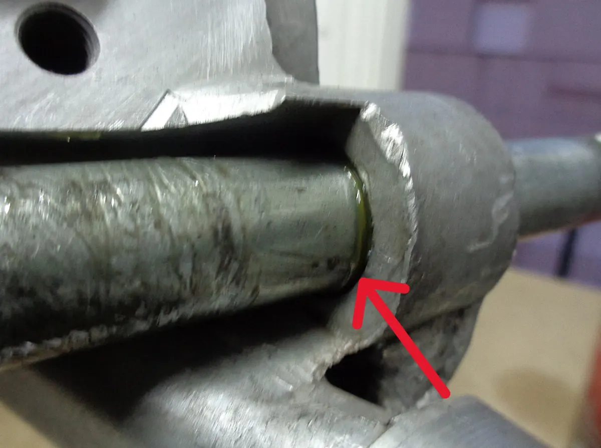 Ilustración con flecha indicando el punto en que la grasa aplicada al eje del pedalier de vespino debe engrasar el casquillo