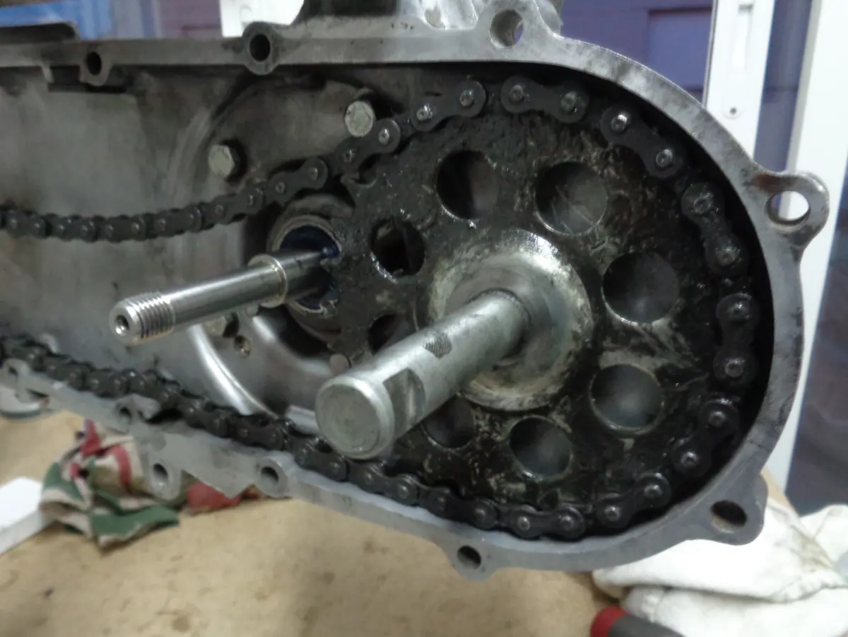 Cadena de vespino montada en el plato del eje de pedalier en el proceso de montaje de motor