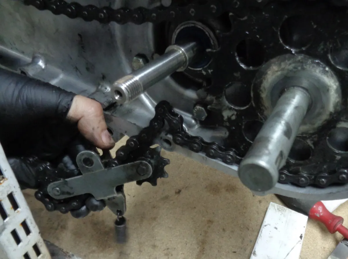 cadena de vespino atravesando el tensor, previo a colocarlo en su posición en el motor