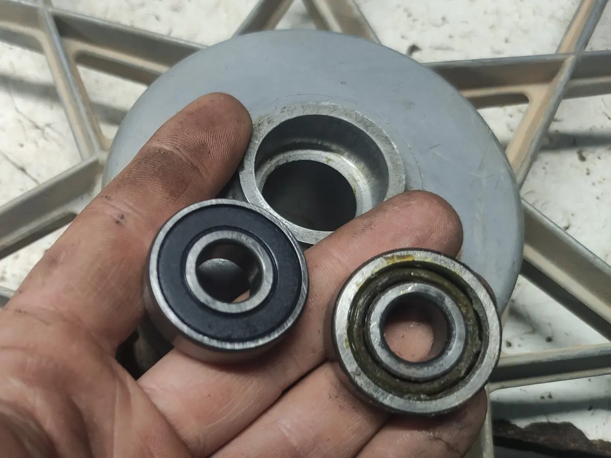 Rodamientos de la rueda delantera de un vespino en la mano tras su extracción