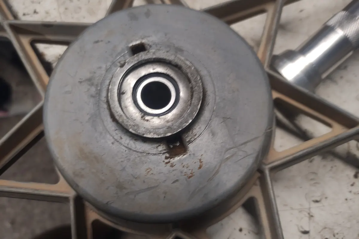 guardapolvos de la rueda delantera de un vespino una vez colocado en su sitio