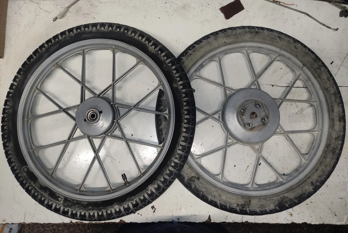 Ruedas de vespino con neumáticos agrietados para reemplazar