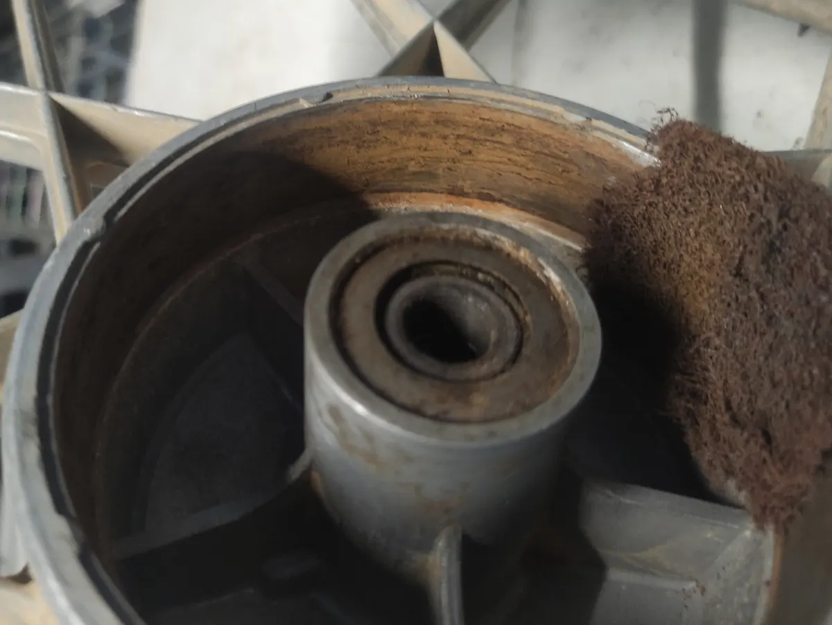 Detalle del procso de limpieza del interior de la llanta de Vespino SC para eliminar el óxido de la pista de frenado