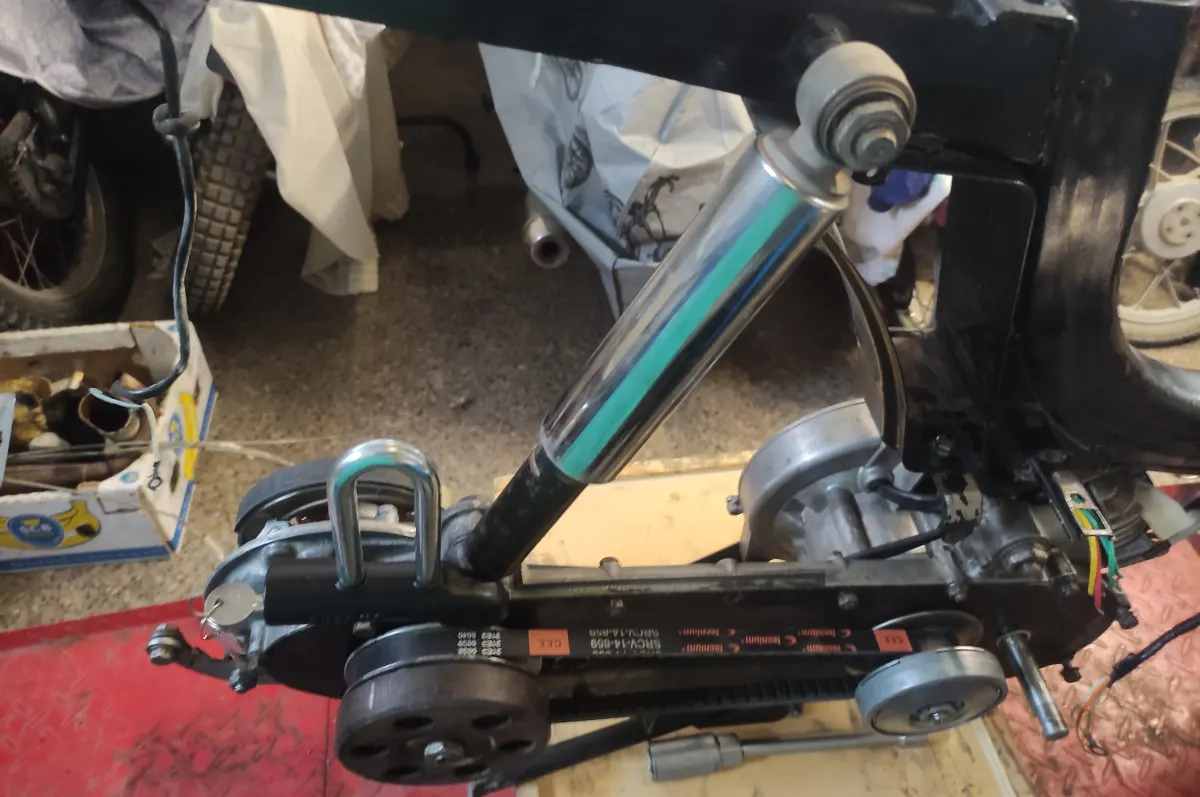 amortiguador traser de vespino anclado a un chasis de vespino con el cepo montado en su anclaje infeiror