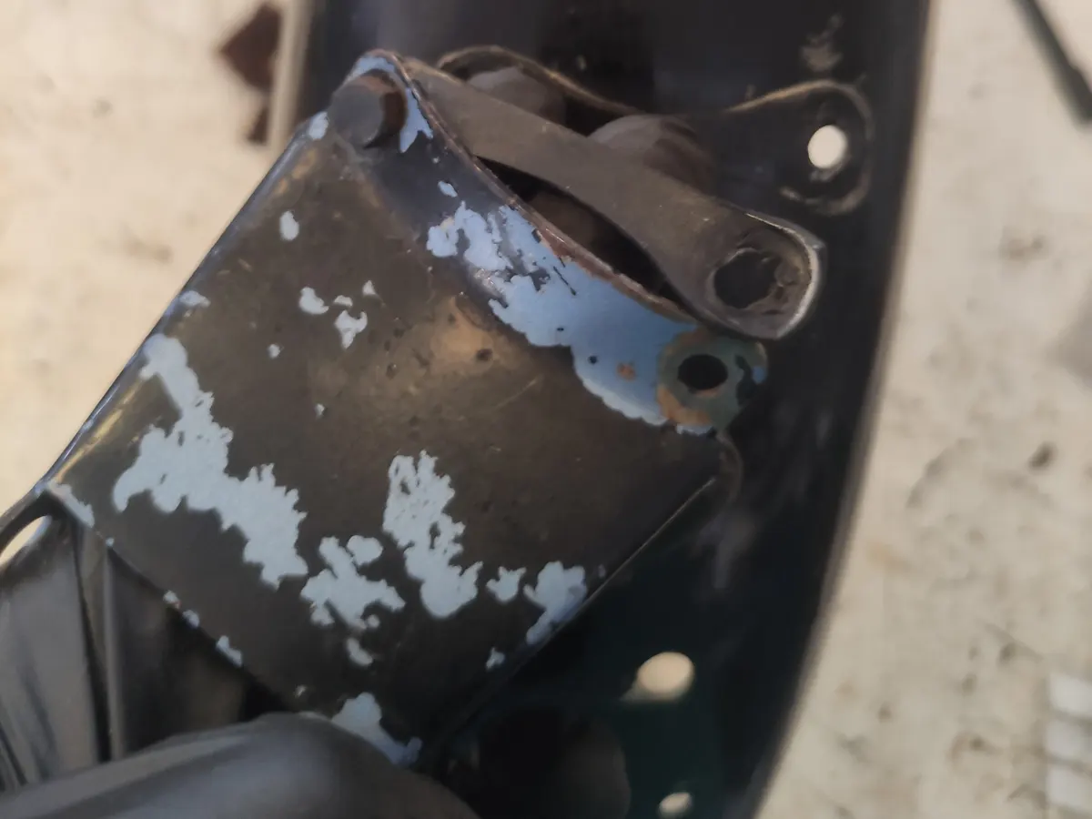 Exposición de piezas a montaren el guardabarros trasro junto a su soporte