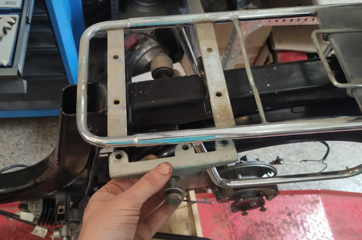 Pestaña superior del soporte del amortiguador extra del vespino que se monta bajo el portabultos de Vespino