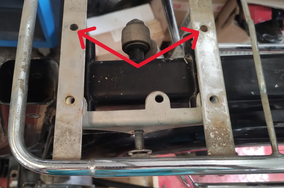 Ilustración con flechas en las que montar arandelas de compensación para evitar eque el asiento quede inclinado al montar el amortiguador auxiliar de Vespino