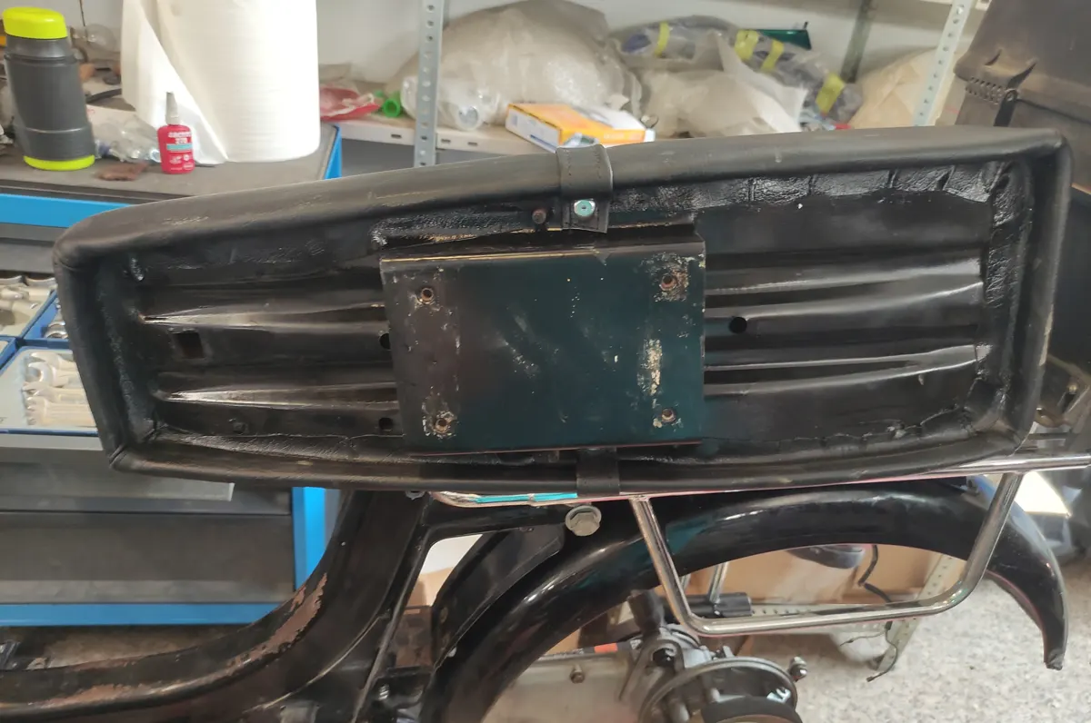 Vista inferior del asiento de un vespino