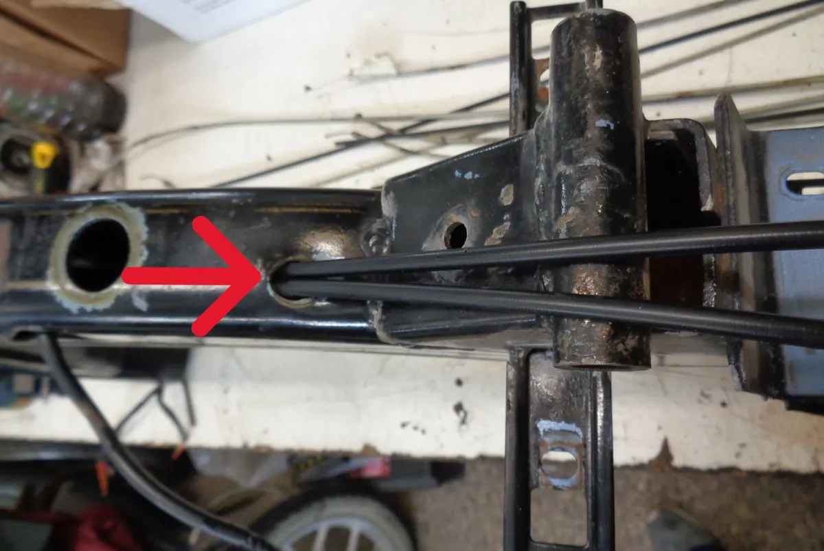 Cables de freno y sistema bicimoto, de Vespino saliendo por el alojamiento del chasis inferior 