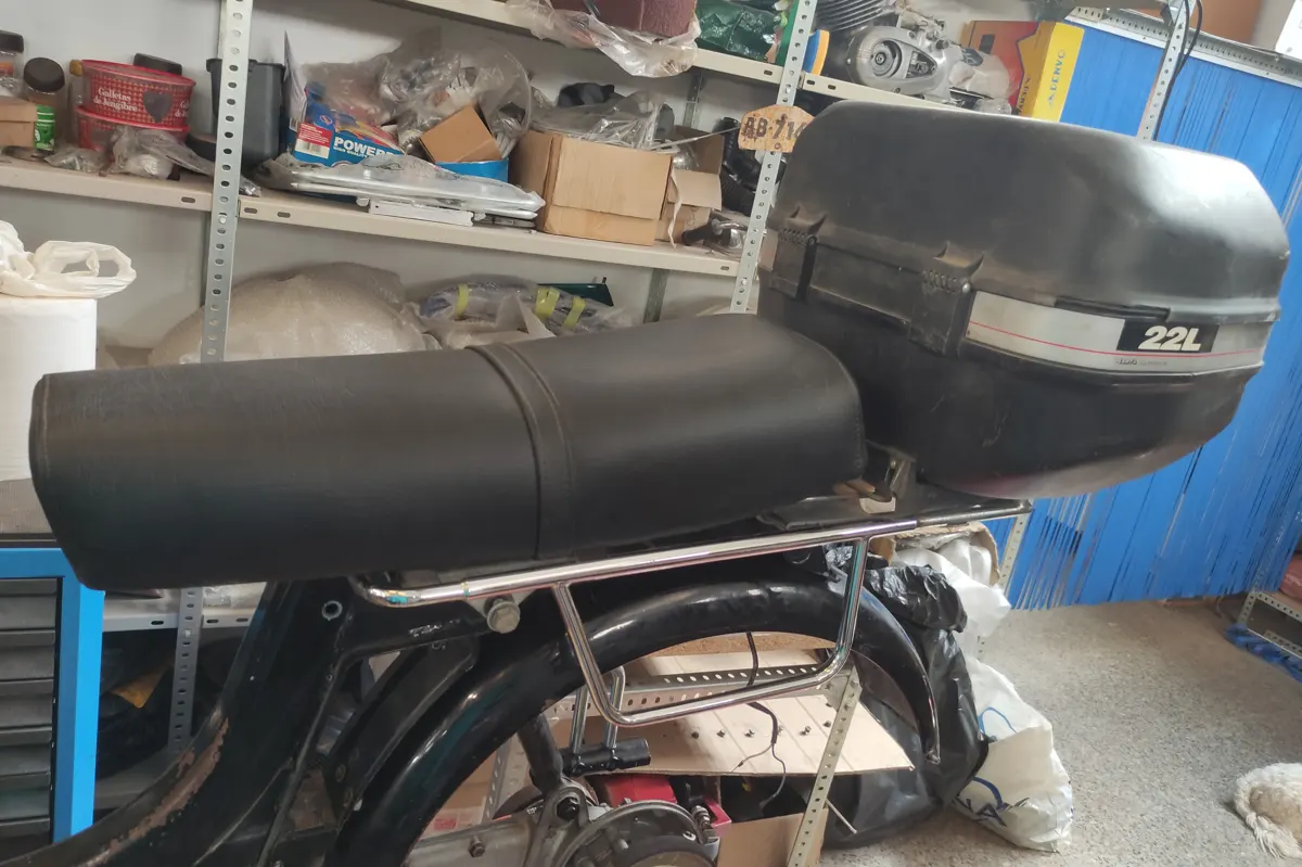 Asiento de Vespino con portabultos trasero y cajón