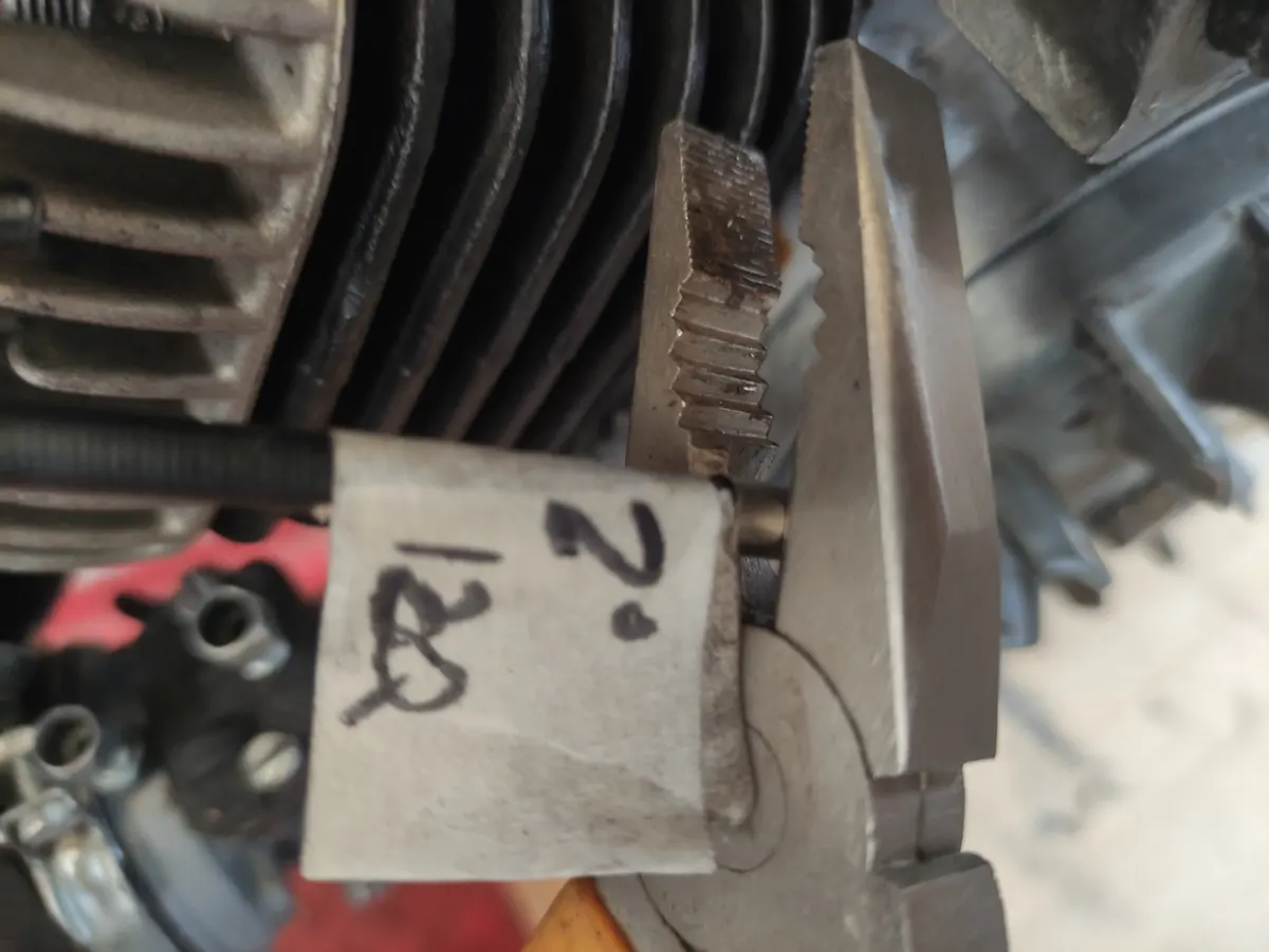 Realización de muescas al terminal de la funda de un cable para evitar que se muevan