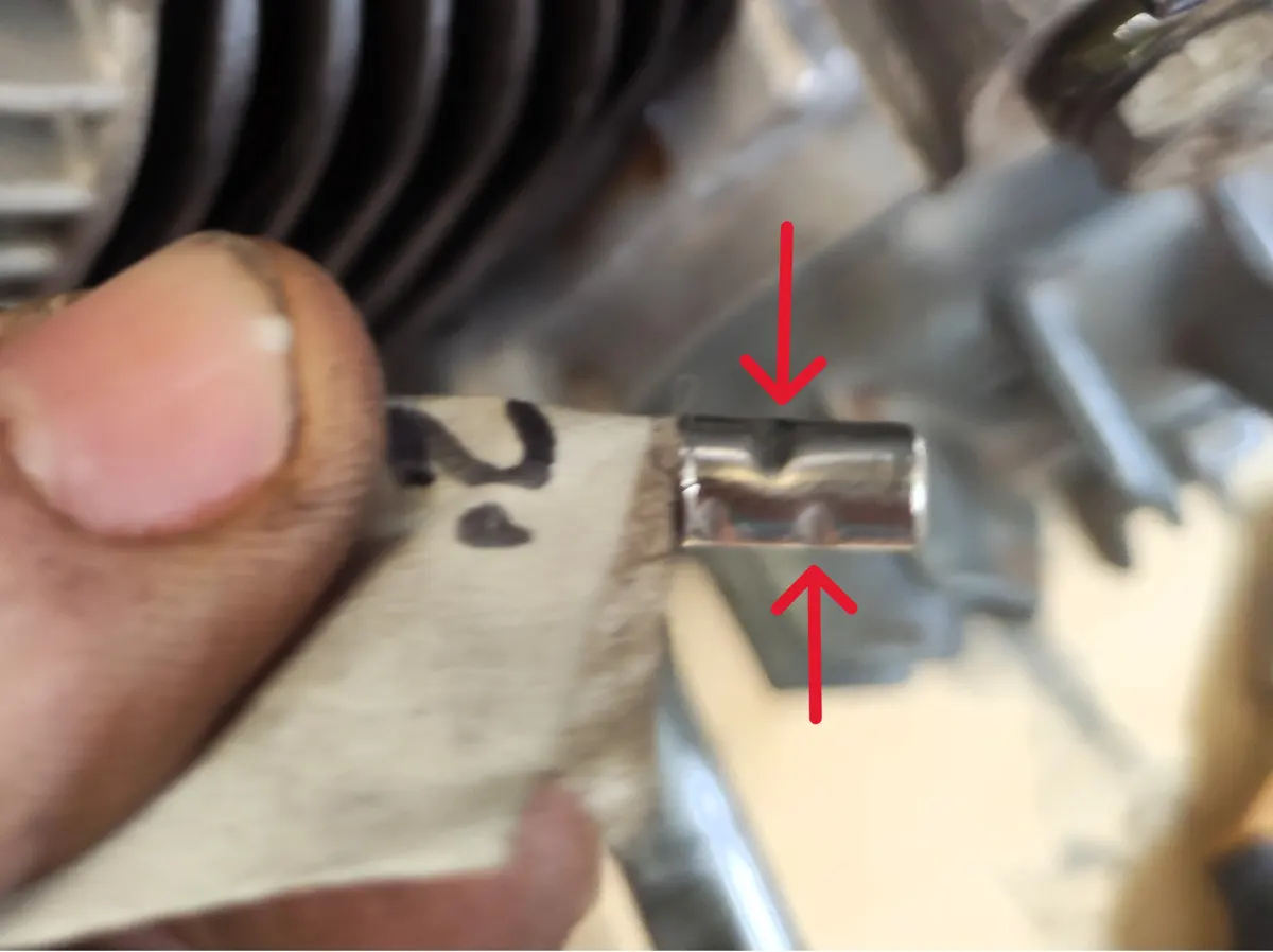 Detalle de las muescas practicadas en un terminal de una funda de cable para que no se mueva