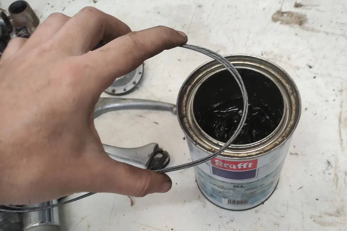 Cables de moto junto a grasa de litio para ser engrasados