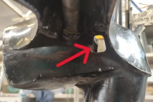 flecah indicando el hueco del cabezón de un vespino por el que debe pasar el cable de freno trasero