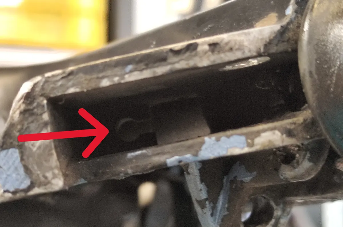 Detalle del alojamiento en el manillar del vespino donde debe anclarse la puntera del cable del freno trasero