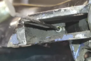 detalle del manillar del vespino mostrando el anclaje de la puntera del freno delantero de Vespino