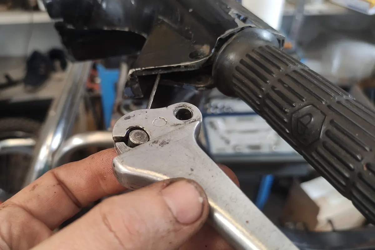 Maneta izquierda de vespino colocando el cable de freno