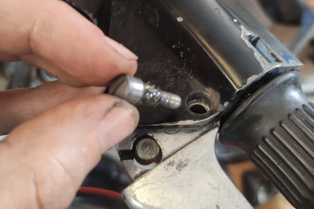 Tornillo de la maneta de freno de vespino indicando el lugar de montaje