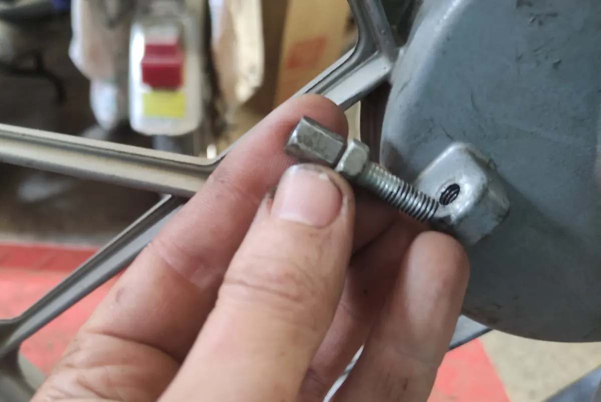 Tensor del cable de freno previo a montalo en el portazapatas