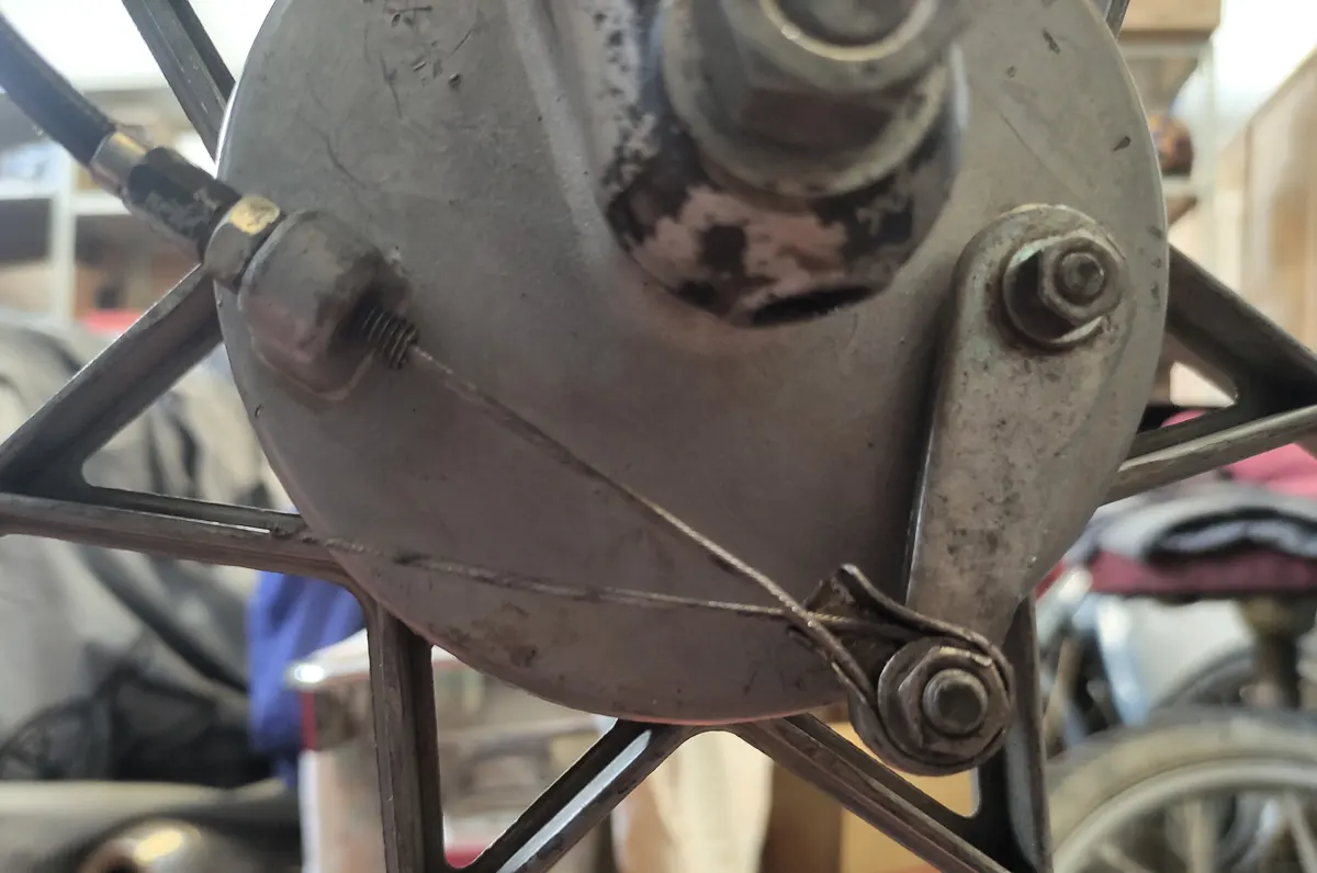 Portazapatas de vespino con el cable de freno ajustado en la leva