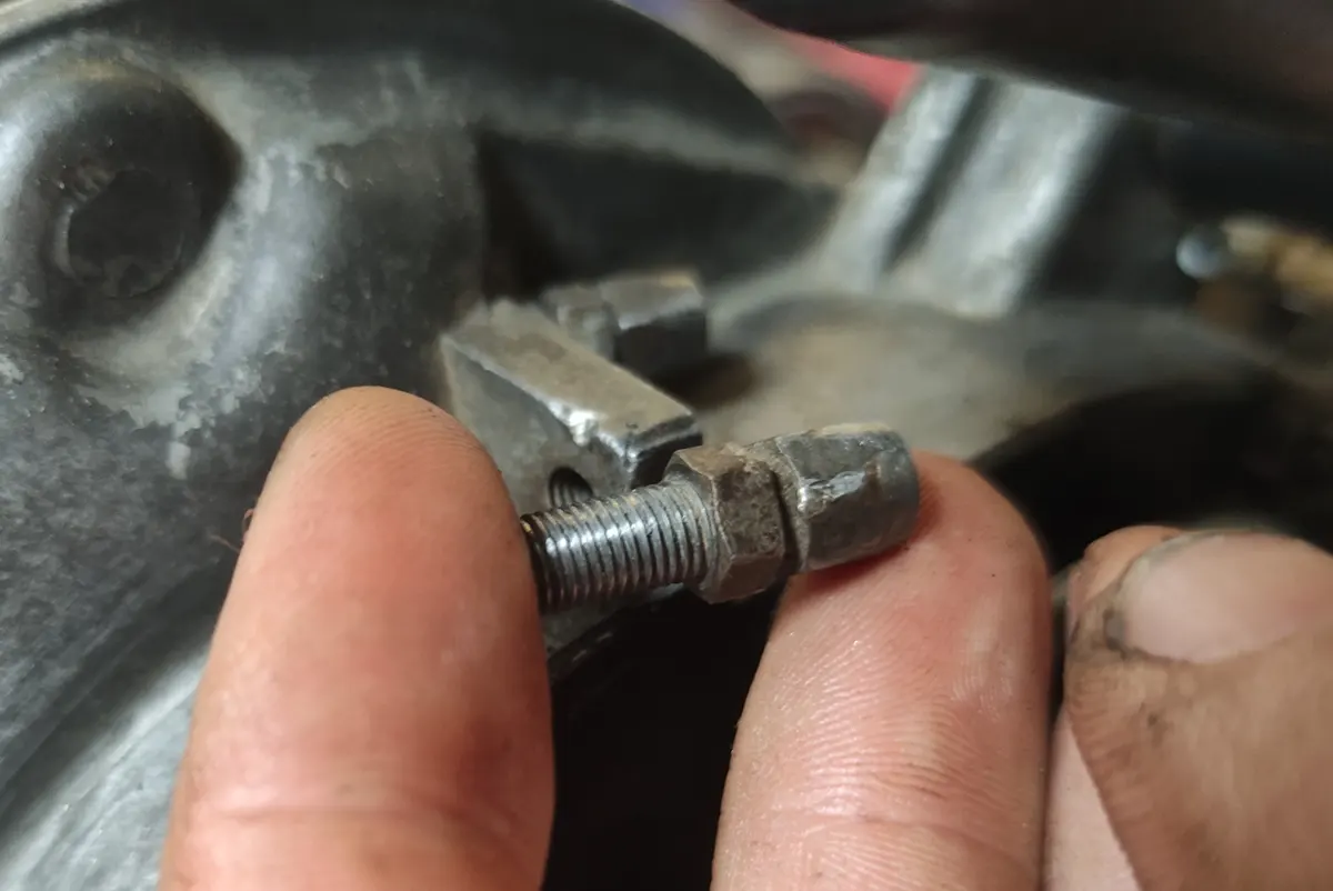 Tensor de cable de freno trasero de vespino junto a su alojamiento