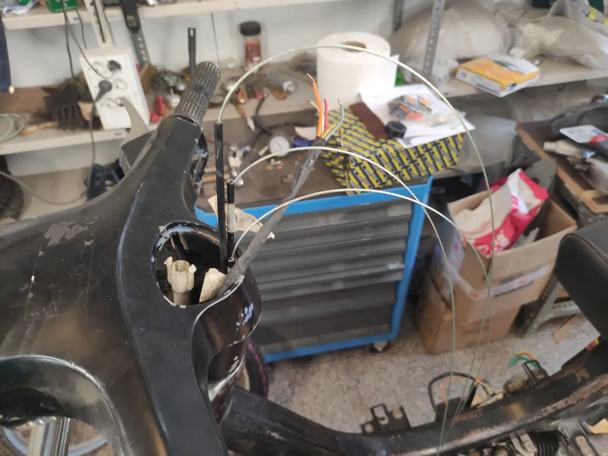 Cables de vespino en procreso de montaje saliendo todos por el hueco del Cuentakilómetros