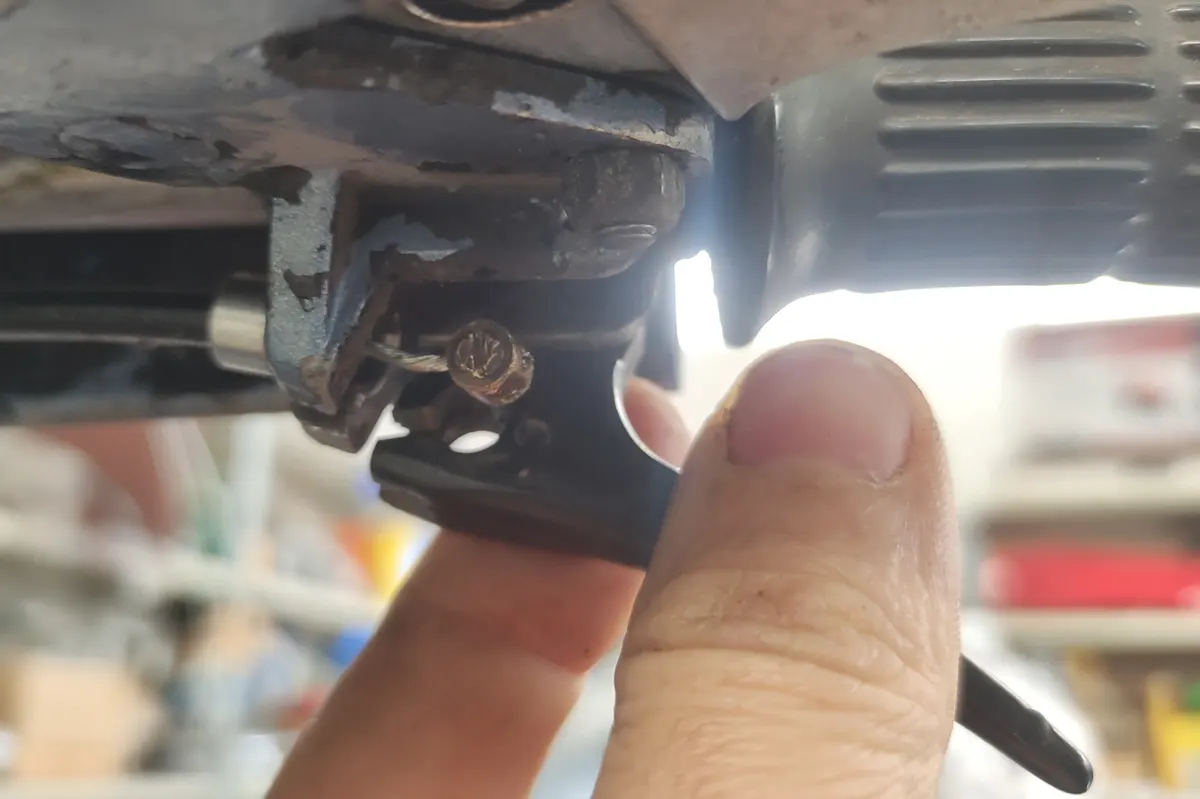 Cable de descompresor de vespino con puntera cortada y ajustada con un freno