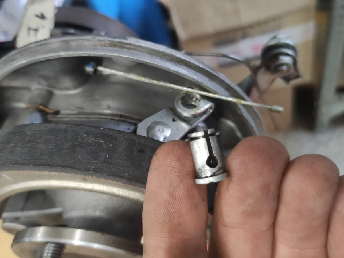 Detalle del primer paso del proceso de montaje del tope del cable del sistema bici-moto del Vespino