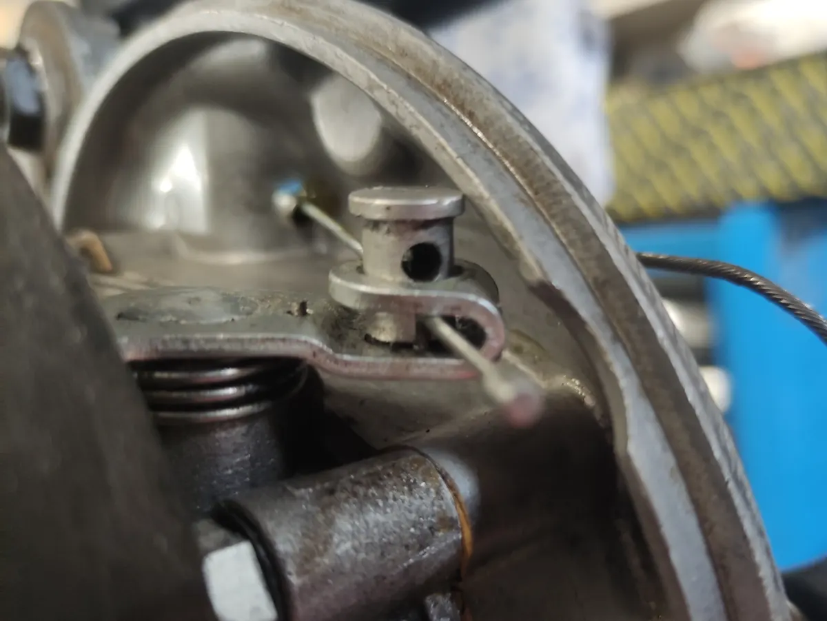 Detalle del segundo paso del proceso de montaje del tope del cable del sistema bici-moto del Vespino