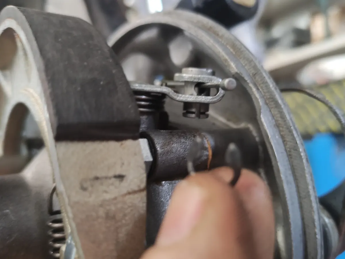 Detalle del tercer paso del proceso de montaje del tope del cable del sistema bici-moto del Vespino