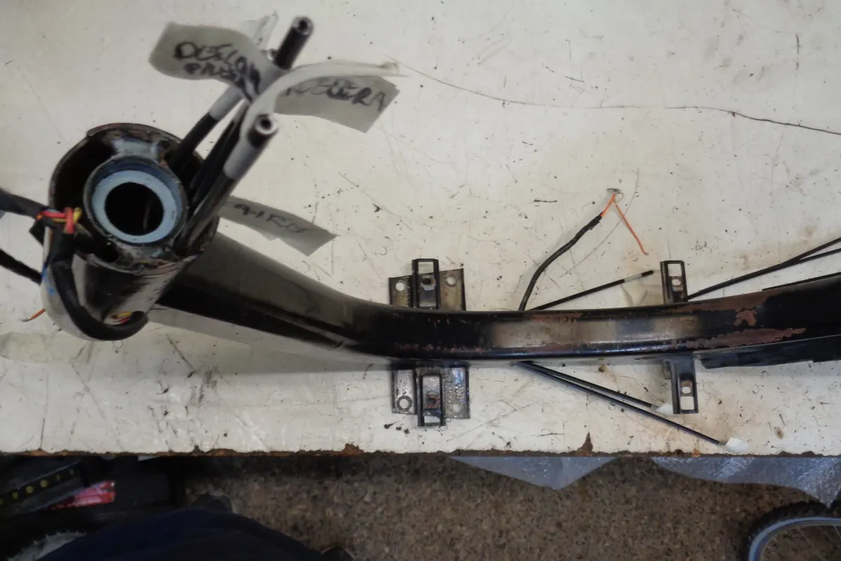 Chasis de vespino con varios cables saliendo del mismo estando este apoyado en la mesa