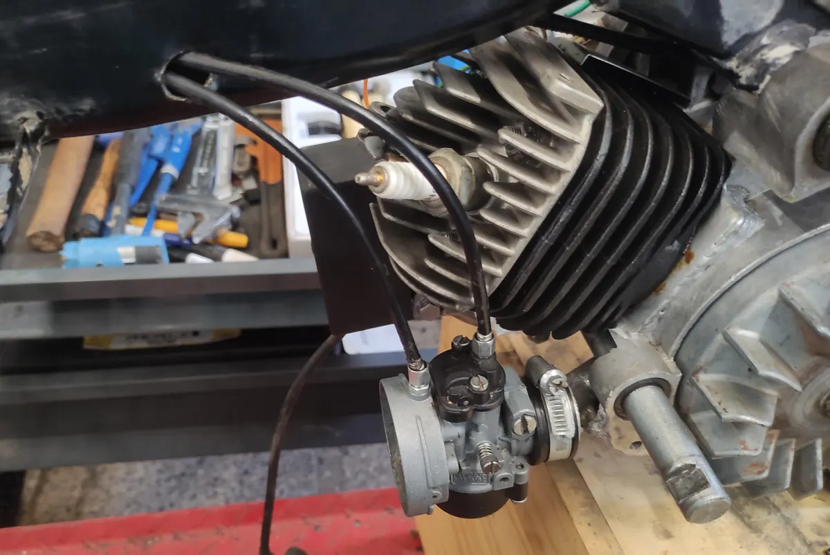 Carburador de Vespino montado en el motor con los cables recién conectados