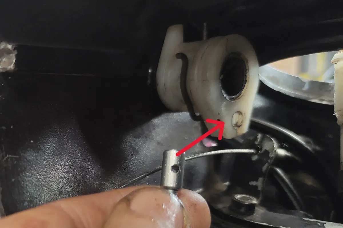 Detalle del tope del cable del acelerador en su posición en el mando de acelerador