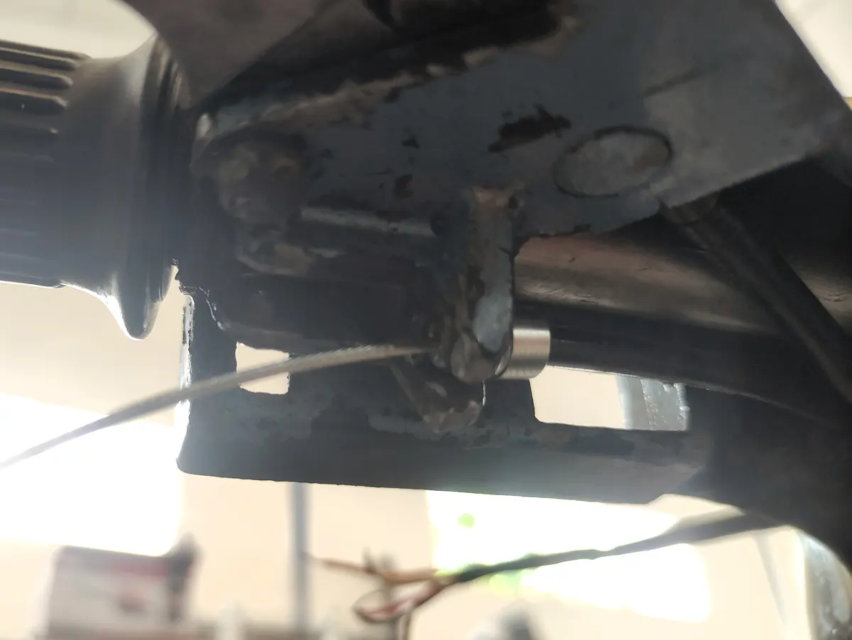 Detalle del primer paso de montaje cable del gatillo del aire del  vespino