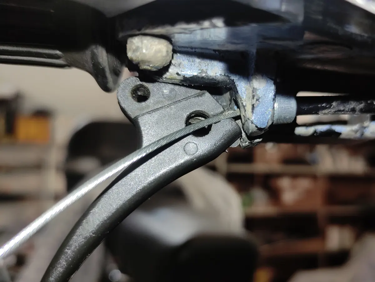 Detalle del segundo paso de montaje cable del gatillo del aire del  vespino