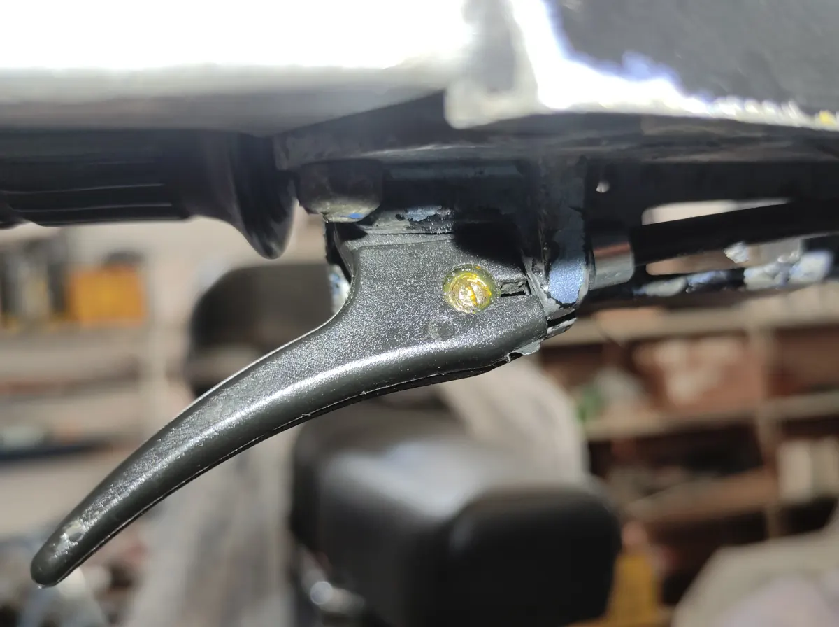 Detalle del tercer paso de montaje cable del gatillo del aire del vespino