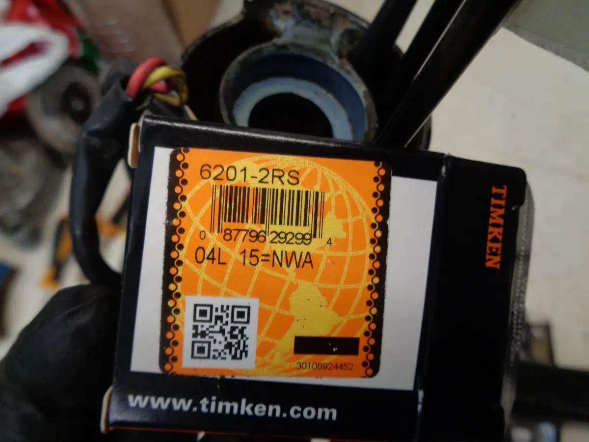 Rodamiento de la dirección de un Vespino en su caja para ser motado en la tija