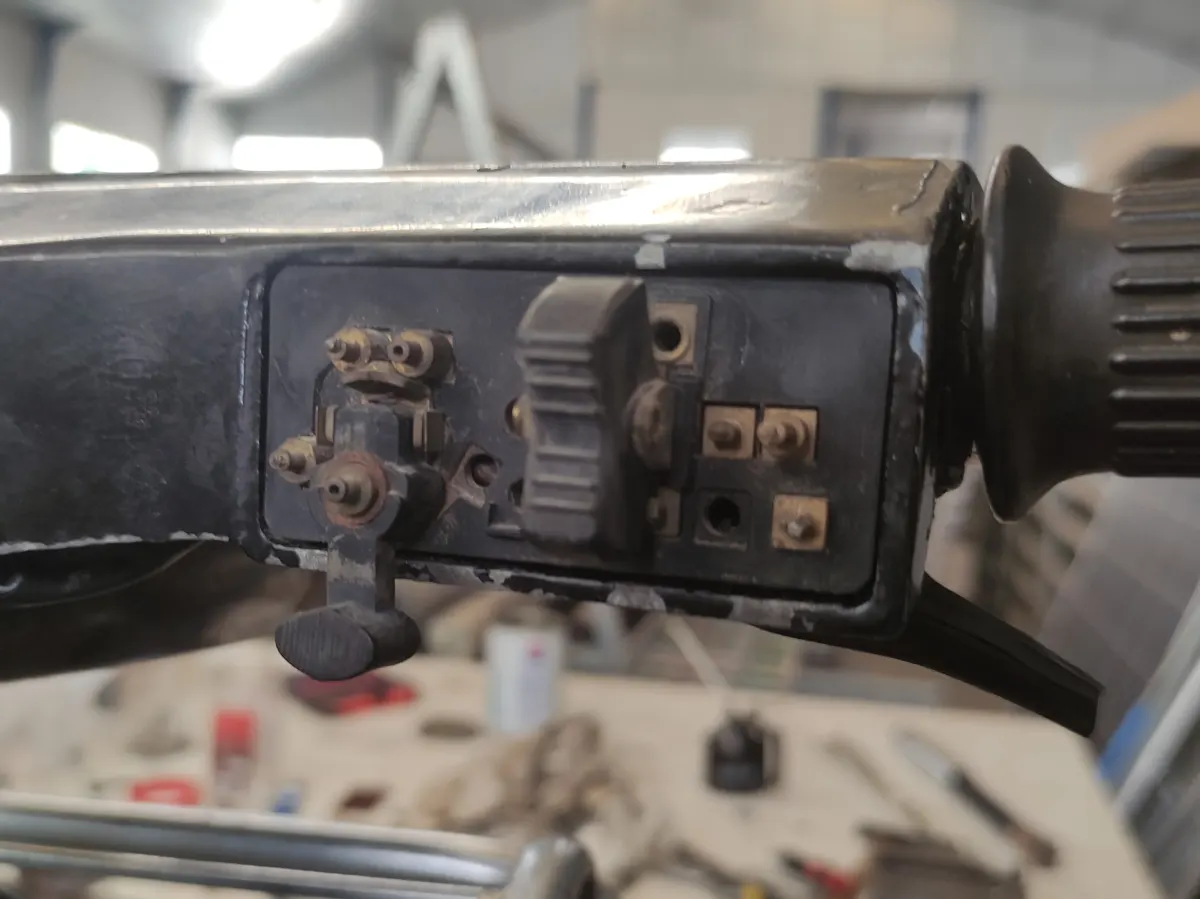 Detalle del proceso de montaje del conmutador de luce de vespino en el manillar una vez alojada en el mismo