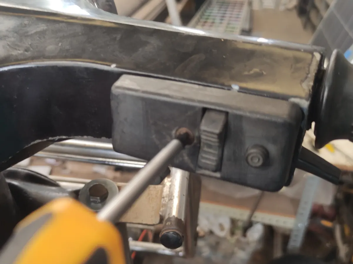 Detalle del proceso de montaje del conmutador de luce de vespino en el manillar en su paso final