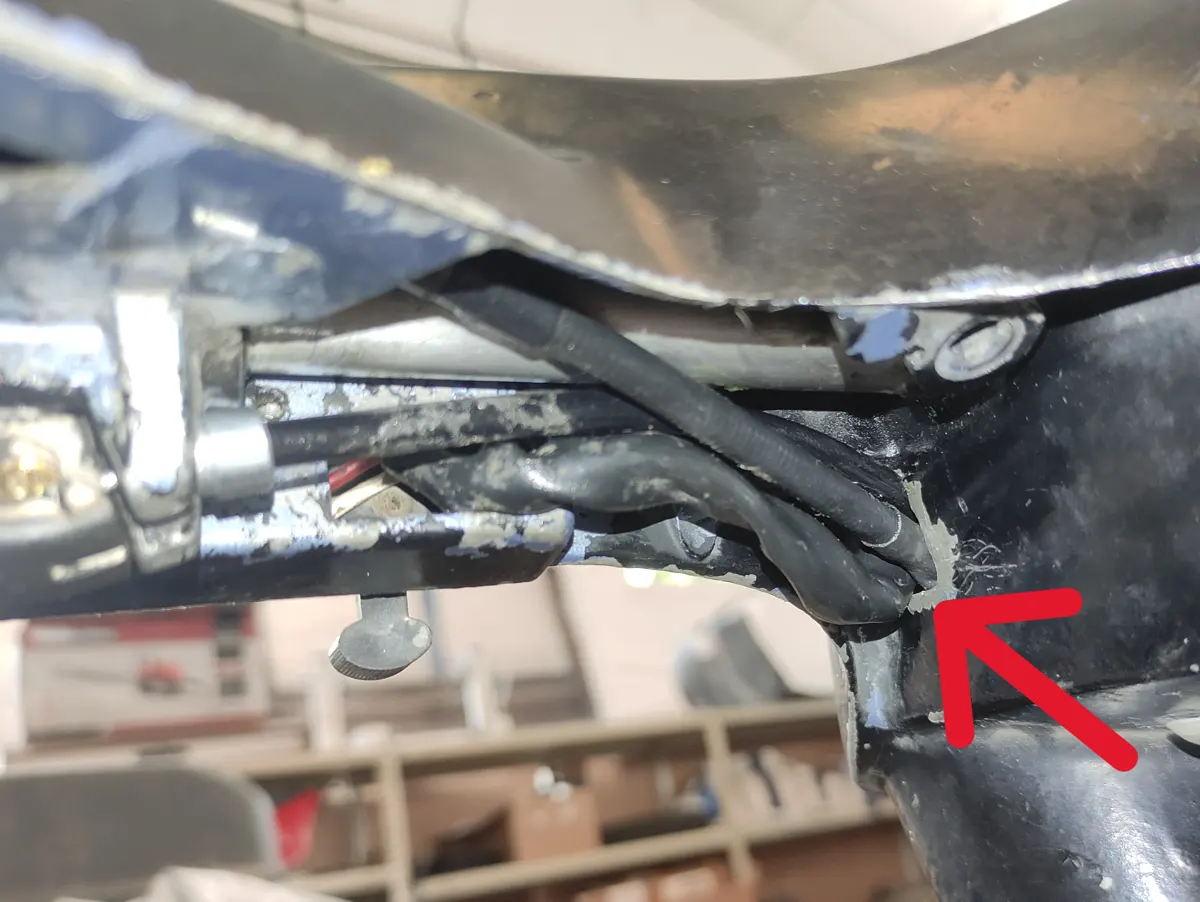Paso de los cables de conmutador de luces al cabezón del vespino a través del hueco al efecto