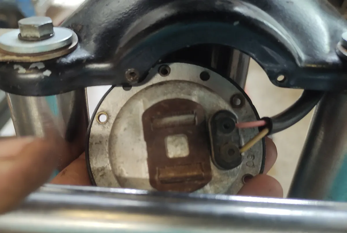 Conexión de cables del claxon de Vespino en el mismo, modelo de dos cables rosa y amarillo