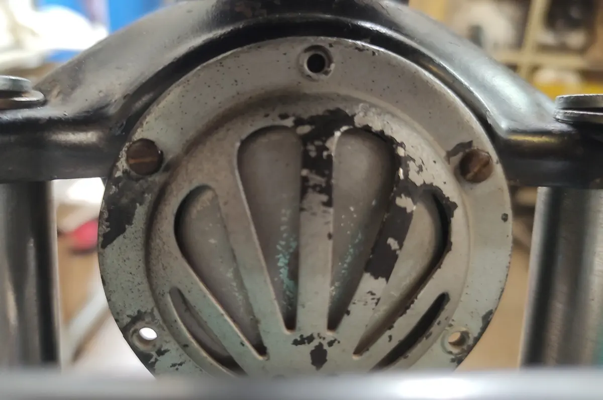 Claxon de Vespino montado en su alojamiento en la Tija