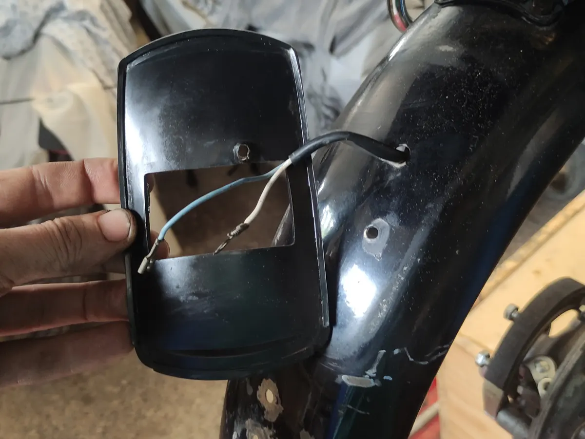 Detalle del primer paso de conexión de los cables del piloto trasero de vespino con el mismo