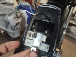 Detalle del segundo paso de conexión de los cables del piloto trasero de vespino con el mismo