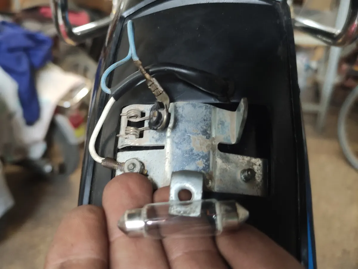 Detalle del tercer paso de conexión de los cables del piloto trasero de vespino con el mismo