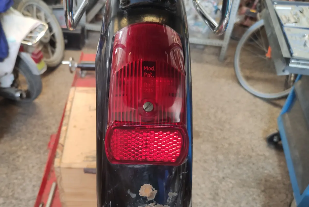 Piloto traser de vespino recién montado en su guardabarros trasero