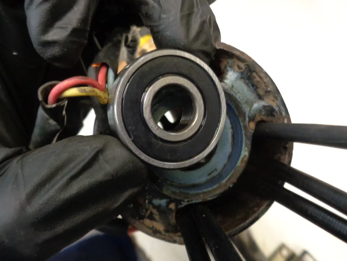 Rodamiento de la dirección de un Vespino junto a la tija para ser montado