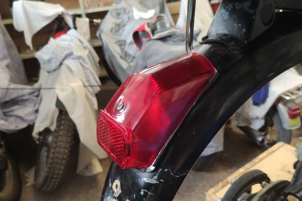 vista lateral del piloto trasero de vespino sc una vez montado en el guardabarros